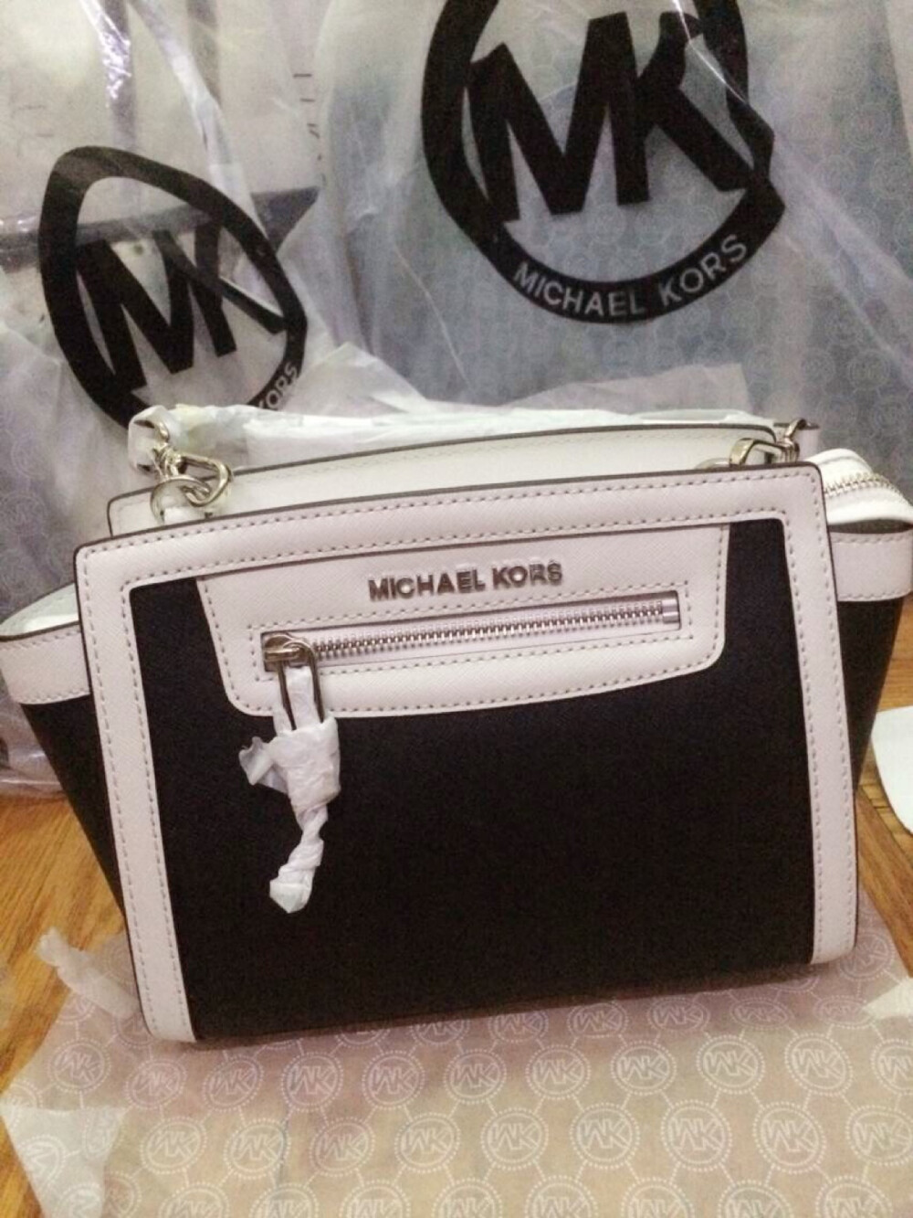 #Micheal Kors#黑白款、 耳朵包、小号。大小很合适哦十字纹黑色做底 ✨耐脏哈外加这个皮质本身就好打理‼️背出去包管得瑟