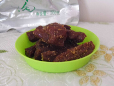 很不错的风干牛肉干， 一袋是200克的哇，份量很足的 两层包装，一层纸袋，一层真空包装， 味道很不错的哦。超赞的哇。 有三种口味，可以更据自己的喜好选择、