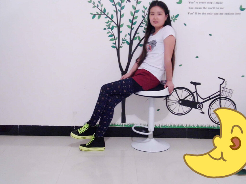 很漂亮的一双帆布鞋。选了高帮的。休闲，百搭。没有色差，和图片上一模一样的哇。 撞色系的哈。超喜欢的哦。糖果色，好多漂亮的颜色哇。