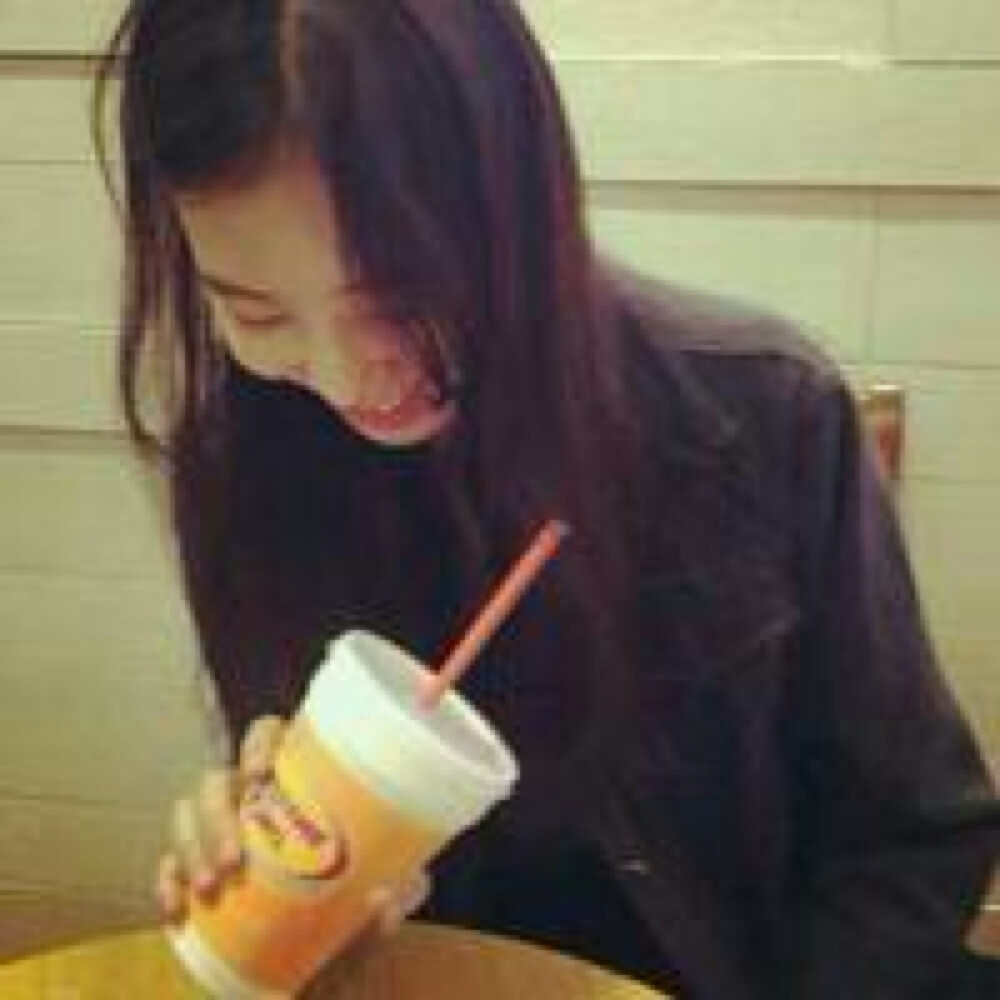 Y.女生头像 爱你的人是她.