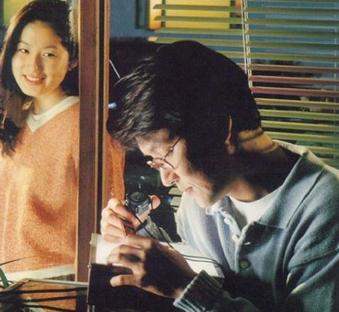 19.[八月照相馆] 电影《八月照相馆》,由导演许秦豪执导，《八月照相馆》的故事灵感来源于韩国已故歌手金光硕一张表情安详温暖的遗照，讲述了一个已经收到死亡宣告的男子温暖而美丽的故事，用一种淡淡哀伤的情调道出了乐观平和的生活哲理——当死亡不可避免地降临，微笑面对，超越心中的裂痕。【图片】当初看第一遍时感觉很平淡，并没有过多的想什么．不久后的一天，闲来翻出这部电影，看第二遍时我的心被深深打动了，片中一个个细小的片段让我体会到了平凡中的伟大，虽然电影是以爱情为主题，但亲情，友情的描写更为深刻。