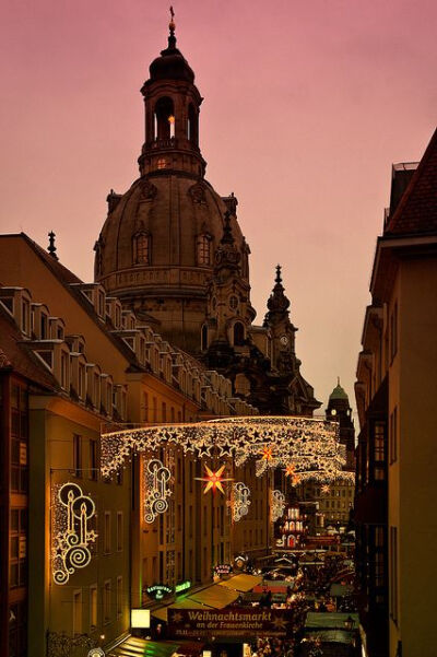 Dresden,Germany。德国萨克森州德累斯顿。德累斯顿意为河边森林的人们，是德国萨克森自由州的首府，德国东部重要的文化、政治和经济中心。由于德累斯顿温和的气候和合适的城市建设位置，以及易北河上精美的巴洛克式…