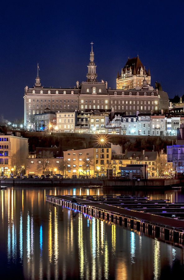 Fairmont Le Chateau Frontenac, Quebec, Canada。位于加拿大魁北克1 rue des Carrieres的费尔蒙特芳缇娜城堡酒店靠近皇家广场和魁北克城堡。这家酒店肯定能上世界豪华酒店榜，毕竟当初它的兴建，就是那群靠着太平洋铁路发达的富豪们，企图为世间的奢华订下新的标准。尽管奢华的定义随著时代不断改变，费尔蒙特芳缇娜城堡酒店的风采却仍停留在十九世纪，但就是这种时空错置的美感，唤起了人们对于宫廷、贵族的美好想像，也让费尔蒙特芳缇娜城堡酒店更加闻名。