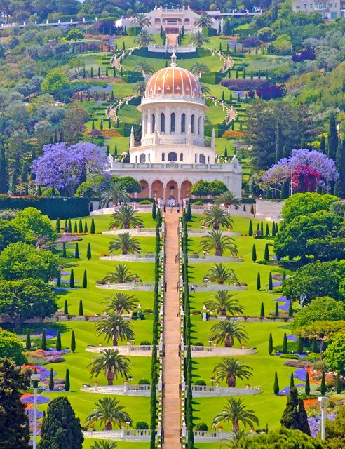 Bahai Gardens of Haifa, Israel。以色列海法巴哈伊阶梯花园，位于以色列海法市的卡梅尔山上。这里是巴哈伊教先知巴孛的安息之地，巴哈伊教的至圣之所是巴哈欧拉的陵寝，第二圣地则是巴哈伊花园。巴哈伊花园的建造颇为曲折，自巴哈欧拉于1891年亲选此处作为先知巴孛的长眠之地以后，工程断断续续达百余年。巴哈伊花园最终在2001年惊艳亮相，并免费向游人开放，如今已成为以色列的旅游胜地。