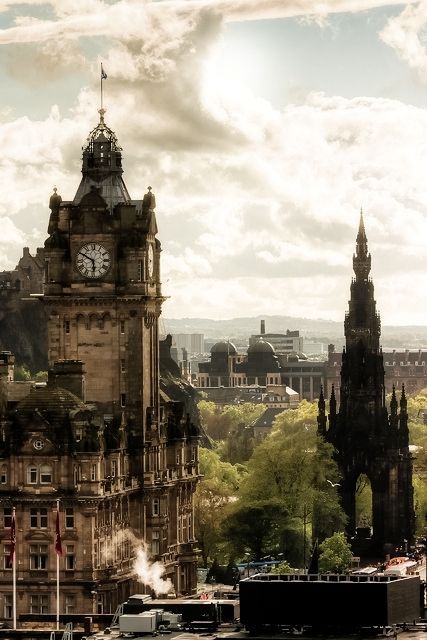 Princes Street, Edinburgh, Scotland。苏格兰爱丁堡王子街。爱丁堡最繁华的街道，店铺林立。王子街把爱丁堡分为新旧二城，北面分为新城，南面为旧城。王子街素有“全球景色最佳的马路”之称。