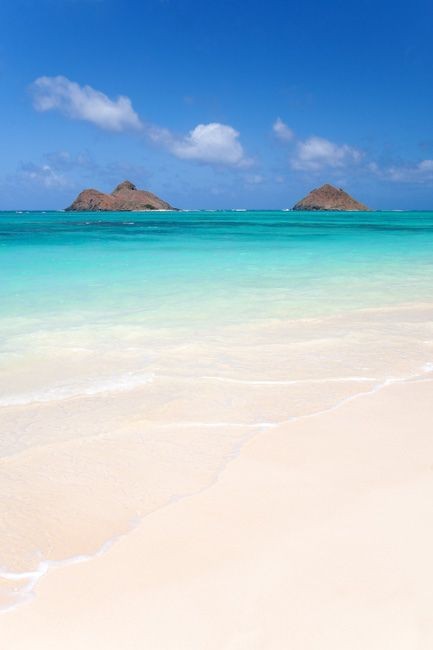 Lanikai Beach, Ohau, Hawaii, USA。美国夏威夷瓦胡岛，亦译欧胡岛，是美国夏威夷州火山岛，而Lanikai沙滩是世界上最完美的海滩之一。闪亮的沙子，高大的棕榈树，白色的海滩，葱郁的热带树木，无尽的阳光，因此被评为全球十大最好的沙滩之一。