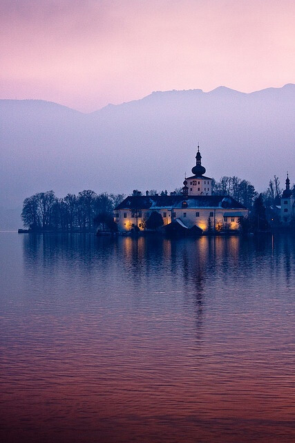 Bled Island, Lake Bled, Slovenia。斯洛文尼亚西北部上卡尼鄂拉地区的布莱德岛，是斯洛文尼亚唯一一座天然岛屿，位于布莱德湖，岛上有几座建筑，最大的是圣母升天教堂，像童话世界般美好。今天，它是一个重要的会议中心和旅游度假区，提供各种体育活动（高尔夫，钓鱼，马术），是背包客和远足的出发点，特别是在附近的特里格拉夫国家公园。