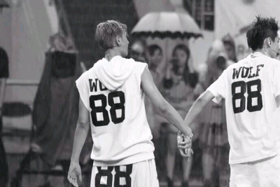  下雨天了怎么办 我好想你 不敢打给你 我找不到原因 为什么失眠的声音 变得好熟悉 沉默的场景 做你的代替 陪我听雨滴 期待让人越来越沉溺 谁和我一样 等不到他的谁