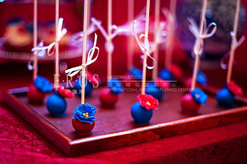  【北京伊洛斯】瑞吉红蓝对冲婚礼；红与蓝碰撞融合，激起的火花即是这样夺目的效果当中国媳妇遇上英国女婿就如同红遇上蓝，个性鲜明而又相互包容一如新人对爱情的态度，热烈而坚定。 伊洛斯婚礼策划公司（Eros Wedding Service）率先把欧美浪漫随心的婚庆模式引入中国，并结合日韩的细腻情怀而不失中国元素，贴近新人的需求。致力于打造个性化的婚礼策划服务，以满腹高端客户群的需求。它让每个婚礼庆典格外与众不同——个性、时尚、创新。