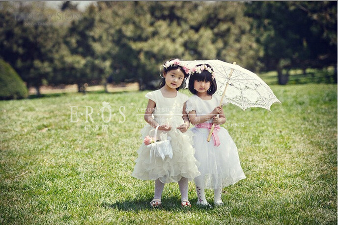 【北京伊洛斯】和园景逸草坪婚礼； 新娘从小就有一个关于草坪婚礼的梦想，湖边，绿地，蓝天，白云，所有美好都应该汇集在这一天。为此她精心准备着，但是老天似乎跟她开了一个玩笑，不过婚礼前夜的阴差阳错反而造就了这场婚礼的独一无二。 伊洛斯婚礼策划公司（Eros Wedding Service）率先把欧美浪漫随心的婚庆模式引入中国，并结合日韩的细腻情怀而不失中国元素，贴近新人的需求。致力于打造个性化的婚礼策划服务，以满腹高端客户群的需求。它让每个婚礼庆典格外与众不同——个性、时尚、创新。