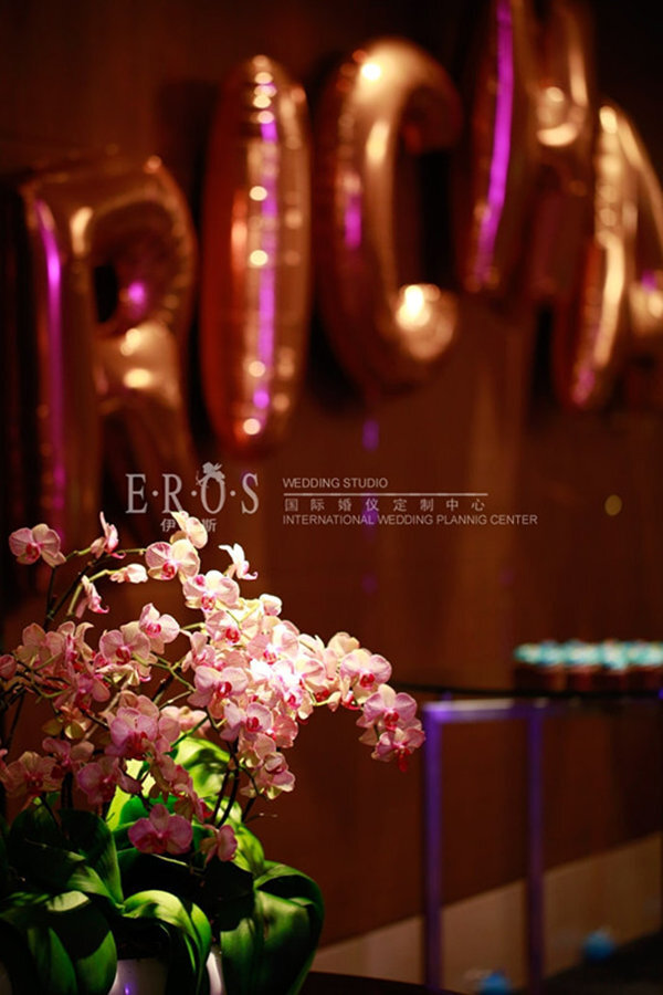 【北京伊洛斯】明星宝宝宴；伊洛斯婚礼策划公司（Eros Wedding Service）率先把欧美浪漫随心的婚庆模式引入中国，并结合日韩的细腻情怀而不失中国元素，贴近新人的需求。致力于打造个性化的婚礼策划服务，以满腹高端客户群的需求。它让每个婚礼庆典格外与众不同——个性、时尚、创新。