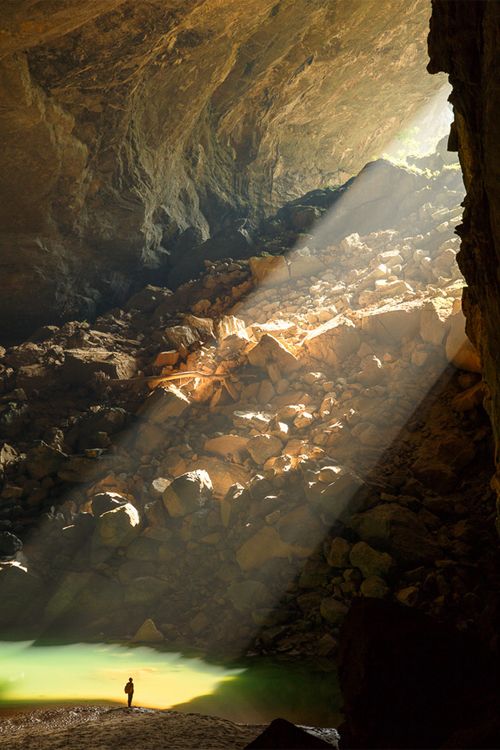 Hang En Cave, Vietnam。越南韩英洞，是越南饶同河穿越的一个洞穴，旱季，饶同河会萎缩成一系列小水塘，洪水季节，河水水位几乎可上涨91米，离著名的韩松洞仅有数公里。韩英洞中部的通行高度不断萎缩，经过洪水的无数次冲刷，洞顶已被打磨成扇贝形，一排排带凹槽的石灰岩犹如一个石化的瀑布，在绿色藻类的装饰下显得生机勃勃。