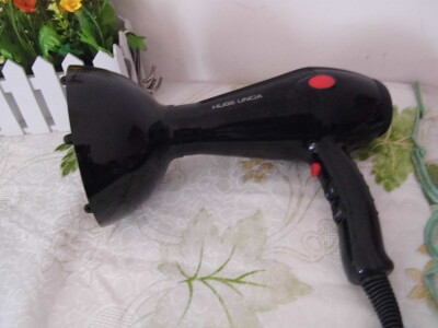 很棒的吹风机，三档调温的哈。