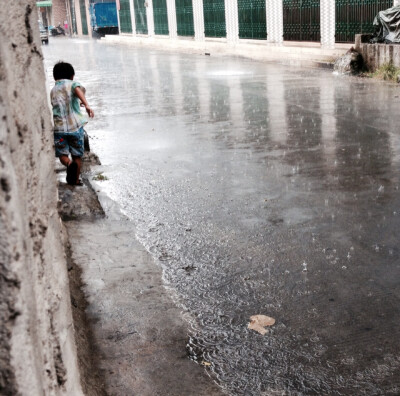 2014-09-07雨滴很大，你没雨伞很容易被淋湿，就算你有雨伞也不一定不被淋湿