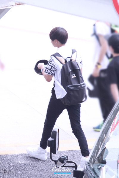 TFBOYS王俊凯 140905黄花机场--无锡硕放机场 cr:logo