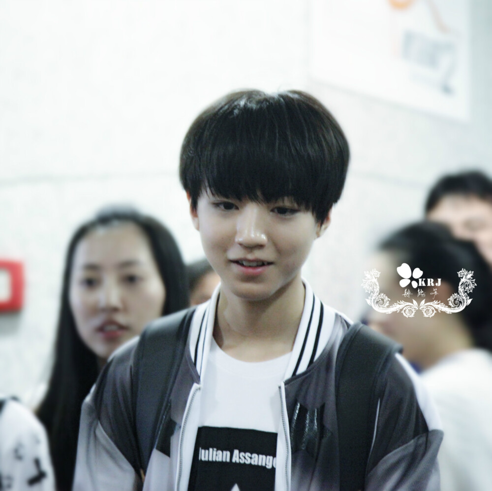 TFBOYS王俊凯 140801浦东机场--首都机场 cr:logo