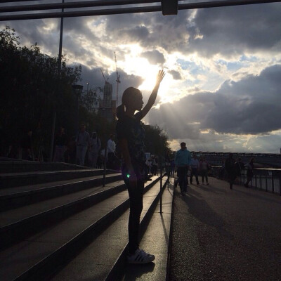 Y.女生头像 -难道要我九十度的鞠躬来感谢你的残忍吗