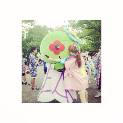 Y.女生头像 我遇见过很多人 经历或许多事 你的笑容很灿烂让我感到很温暖