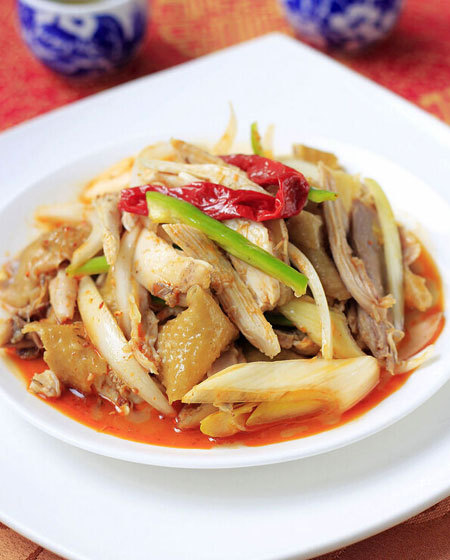 新疆椒麻鸡 功效：健脾开胃 原料：新鲜土鸡；洋葱；线辣椒； 调料：盐；麻椒50克；花椒30克；姜；党参；香叶；桂皮；八角；草果；辣皮子；胡椒粒；大葱；白芷；花椒粉；红枣；枸杞；自制麻椒红油； 步骤与做法： 1、把土鸡收拾干净，洗净，用盐、花椒粉抹在土鸡全身，腌制20分钟，把姜切片、大葱切段，调料准备好洗洗，线辣椒泡2小时洗净捞起，用剪刀成末； 2、煮锅加水，加花椒粒、胡椒粒、麻椒粒，八角、香叶、草果、白芷、党参、桂皮、大葱、线椒大火烧开，煮到香味出来，加土鸡，加盐，大火煮开，转小火煨煮到土鸡9成熟，捞起