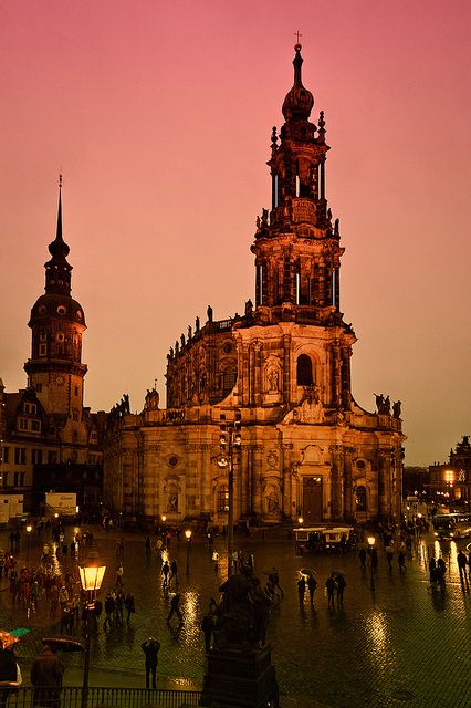 Dresden, Germany。德国萨克森州德累斯顿。德累斯顿意为河边森林的人们，是德国萨克森自由州的首府，德国东部重要的文化、政治和经济中心。由于德累斯顿温和的气候和合适的城市建设位置，以及易北河上精美的巴洛克式建筑，使德累斯顿得到“易北河畔的佛罗伦萨”的美称。历史上曾经有60年的时间，德累斯顿都会区（含附近郊区）是仅次于柏林、汉堡和科隆的德国第四大都市区。