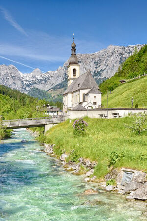 Ramsau, near Berchtesgaden, Germany。德国贝希特斯加登国家公园北部，有个人口只有1800多人的小村子，叫Ramsau（汉姆绍），小村子依山傍水，高处还有座南德最美丽的小教堂Pfarrkirche St. Sebastian，小教堂的背景是宏伟的瓦兹曼山脉，成了不少旅游书必备的照片。