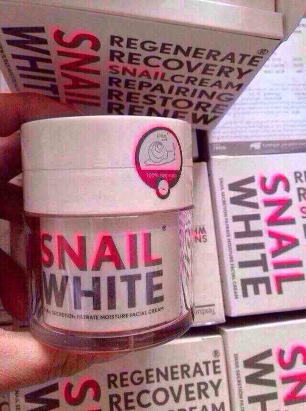 蜗牛霜让您以后大胆天天素颜Snail white” 特点功效： 干燥暗黄  毛孔粗大  痘痘疤痕 肌肤敏感 色斑干纹 缺乏弹性 肤色不均 细小皱纹 美白、嫩肤、提亮均匀肤色、缩小毛孔、祛痘、去痘印、去黑头、去粉刺、去雀斑、淡化细纹