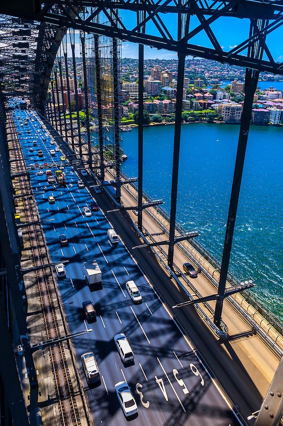 Sydney Harbour Bridge, Sydney, New South Wales, Australia。澳大利亚的悉尼大桥，跨立于杰克逊港，号称世界第一单孔拱桥。这是早期悉尼的代表建筑，与举世闻名的悉尼歌剧院隔海相望，成为悉尼的象征。这座大桥建于30年代，以当时的建筑技艺而言，建造这样长1149米的单拱铁桥是相当了不起的。桥下可通万吨巨轮，中间铺设有双轨铁路，两侧人行道各宽3米，划出8条汽车道，两个桥墩上还各建有一座塔，塔高95米，全部用花岗岩建造。