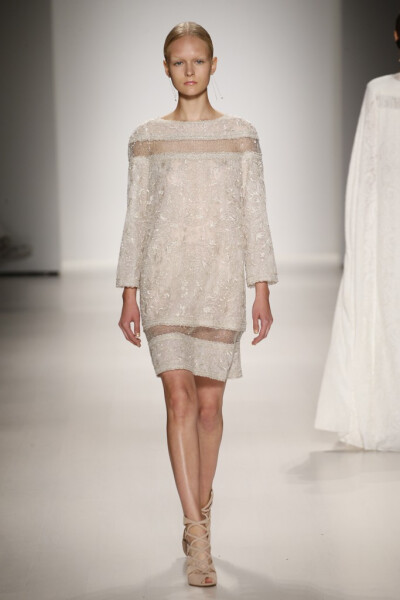 Tadashi Shoji RTW Spring 2015。庄司正2015纽约时装周高级成衣春夏系列依然秉承庄司正的精致刺绣工艺，加入蕾丝、雪纺、花朵等早春流行元素，裙角飞扬仙气逼人。