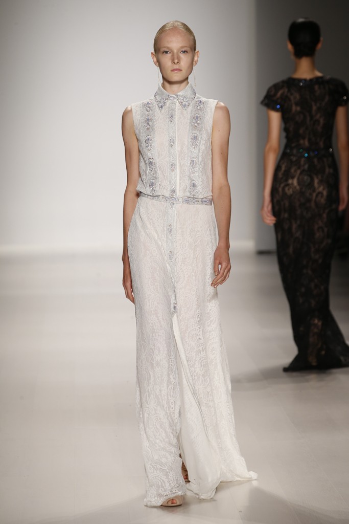 Tadashi Shoji RTW Spring 2015。庄司正2015纽约时装周高级成衣春夏系列依然秉承庄司正的精致刺绣工艺，加入蕾丝、雪纺、花朵等早春流行元素，裙角飞扬仙气逼人。