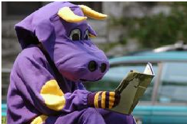 威廉姆斯学院吉祥物——紫牛 Williams College – The Purple Cow 狮子、野猫和熊是美国大学最常见的吉祥物，像普林斯顿这样“缺乏创意”的学校选择了老虎作为吉祥物（老虎是美国第二大吉祥物形象，有多达46所学校选择它），波士顿学院（Boston College）和埃默里大学（Emory University）以及其他74所学校都使用了鹰作为其吉祥物（鹰是美国最为常用的吉祥物）。当然，找到某些独特的形象来代表大学固然很好，但有时候，结果总会怪怪的。