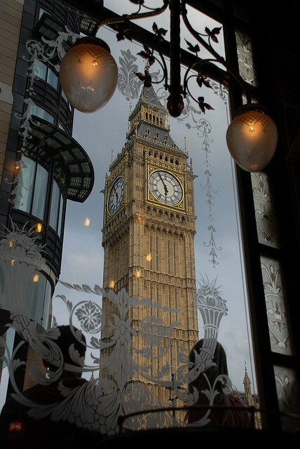 Big Ben（Elizabeth Tower） From St. Stephen's Tavern, London。从圣斯蒂芬的酒馆看大本钟。大本钟坐落在英国伦敦泰晤士河畔， 是世界上最大的哥特式建筑，建于1859年。安装在西敏寺桥北议会大厦东侧高95米的钟楼上，钟楼四面的圆形钟盘，直径为6.7米，是伦敦的传统地标。2012年6月26日，英国宣布将把伦敦著名地标“大本钟”的钟楼改名为“伊丽莎白塔”。