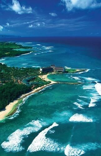 Turtle Bay Oahu's North Shore, Hawaii, USA。海龟湾地处美国夏威夷瓦胡岛北海岸，位于日落海滩、管状浪区和波利尼西亚文化中心附近。