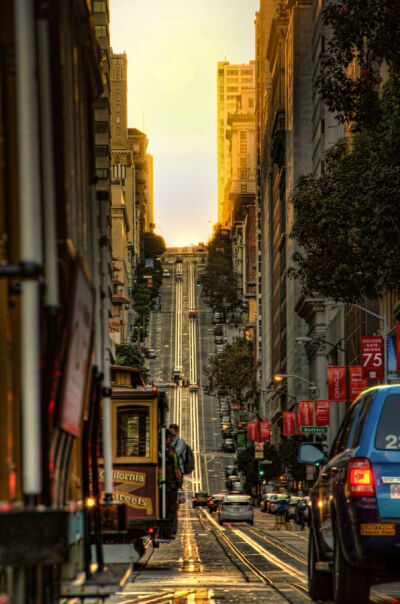 San Francisco, California, USA。美国加利福尼亚的旧金山是除了中国之外最有中国气息的城市，是美国最大的中国“城”。城区建在40个小山坡上，是座名不虚传的“垂直城市”，每条街道大约都有30度到45度的坡度。古老…
