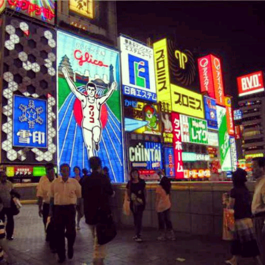  大阪道顿堀江崎格力高的第五代广告牌于8月17日退役，而第六代广告牌要等到秋季才会亮相。在这段空白期，日本女星绫濑遥将作为“代跑”出现在广告牌中。错过了5代的朋友可以去看绫濑遥，不过绫濑遥广告牌在夜晚不会发光。 这张照片摄于2008年夏天，非常具有历史意义啊！值得收藏!