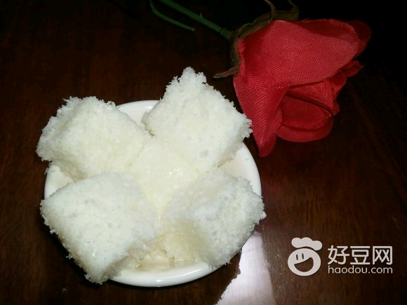 牛奶320ml玉米淀粉40g 白糖40g椰丝适量 步骤 1 准备材料 2 称好玉米淀粉 3 取80G牛奶加入淀粉中 4 搅拌均匀 5 余下的牛奶加入糖 6 放入锅中火煮 7 微沸时加入各和好的玉米淀粉水 8 搅拌成膏状 9 容器内铺好椰蓉，将煮好的奶冻倒入 10 冷藏凝固后倒扣取出，切块，重新倒回碗中，撒上足量的椰蓉，搅拌均匀 11 成型 12 摆盘 小贴士 冷藏后的口感更佳