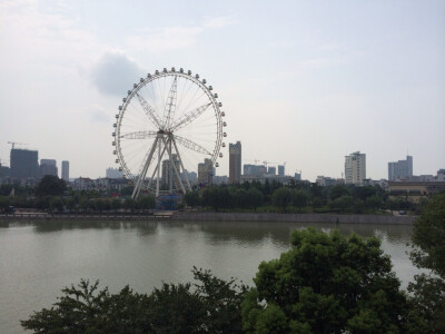 窗外小景。朋友家窗外风景。摩天轮近在眼前却又遥不可及