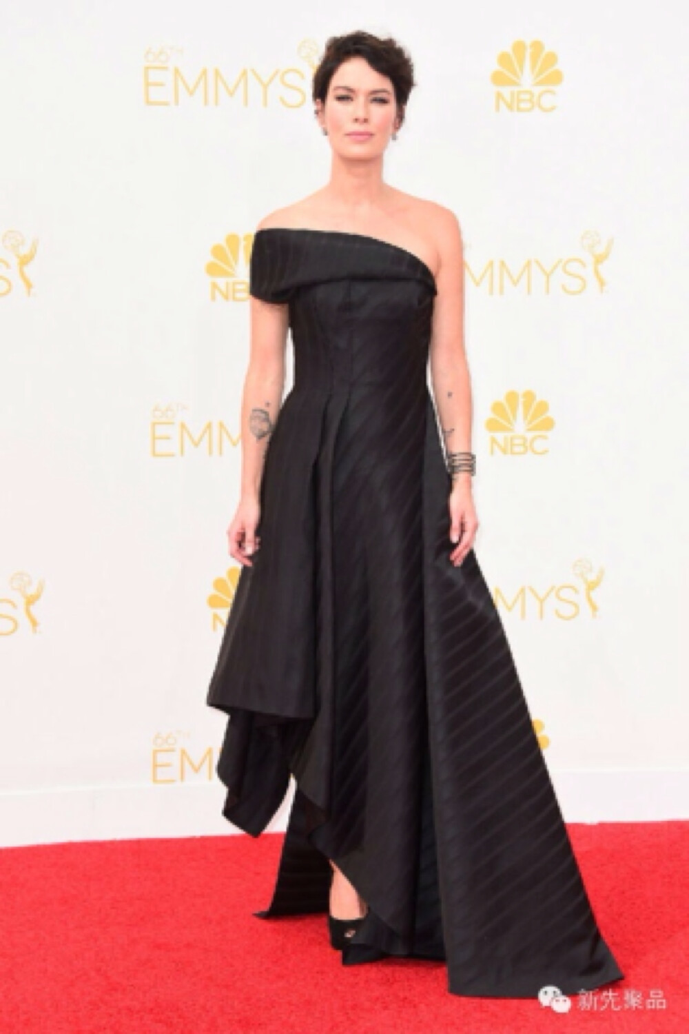 盘点艾美奖典礼上的明星服装秀（35）——《权利的游戏》 Lena Headey选择了高冷Rubin Singer黑色礼服。
