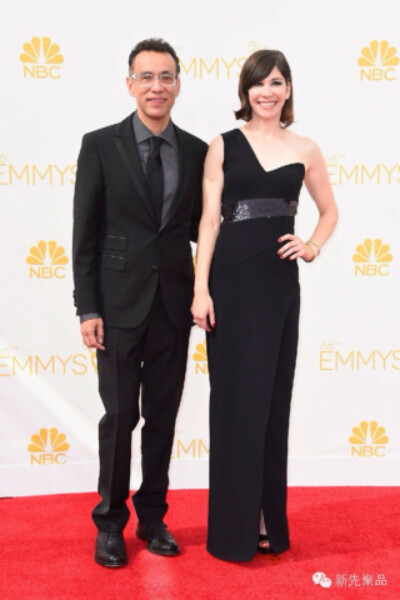盘点艾美奖典礼上的明星服装秀（37）——《波特兰迪亚》中的演员Fred Armisen与Carrie Brownstein。