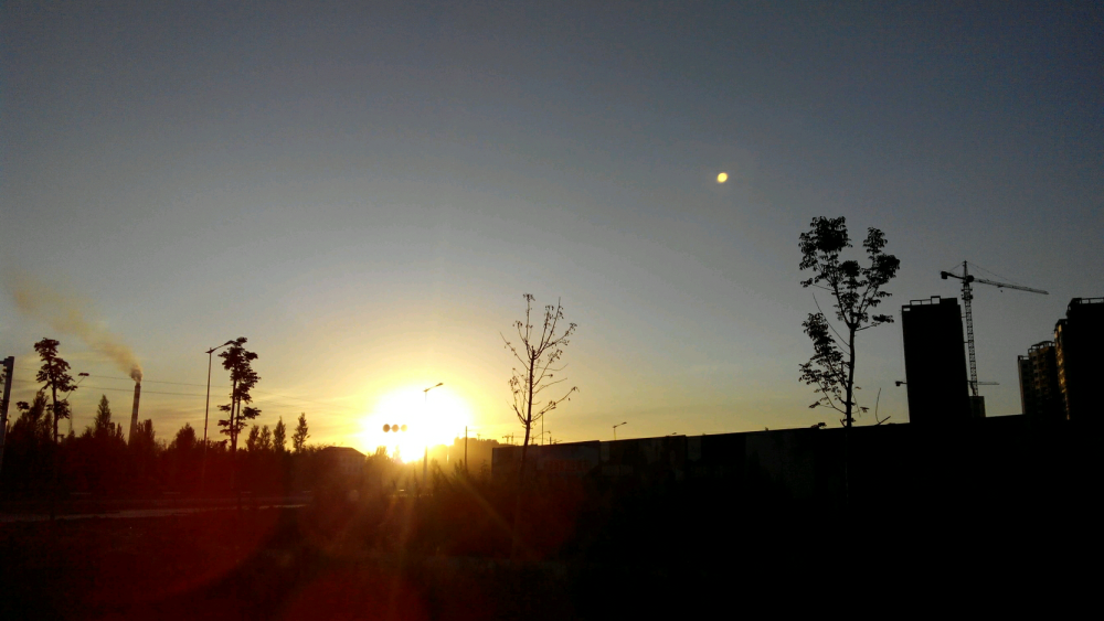 某人说太阳上的小亮点是天宫一号，你们怎么看，哈哈