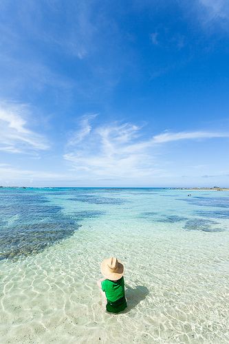 Tomori Beach, Amami Oshima Island, Japan。日本奄美大岛位于鹿儿岛县南部海面上，是以 8 个岛组成的奄美诸岛的中心，该岛在日本是继冲绳本岛、新泻县的佐渡岛之后的第三大岛。被指定为奄美群岛国定公园的周边的海域，海水清澈透明，能看到色彩亮丽的珊瑚礁及热带鱼，是绝好的潜水场所，颇有名气。