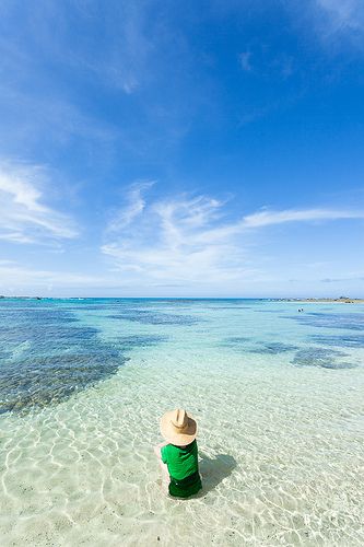 Tomori Beach, Amami Oshima Island, Japan。日本奄美大岛位于鹿儿岛县南部海面上，是以 8 个岛组成的奄美诸岛的中心，该岛在日本是继冲绳本岛、新泻县的佐渡岛之后的第三大岛。被指定为奄美群岛国定公园的周边的海…