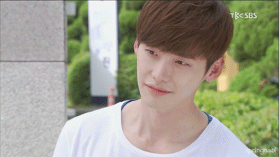 你是照亮我黑暗的那束光，有那么一个人，她曾经冷漠、浑浑噩噩，但就是这么一个人，她有一颗正义的心，她开始懂得站在被告人的角度思考，开始用尽全力去理解他们、帮助他们。她是照亮我黑暗的那束光，是教会我“守护“二字意义的人……