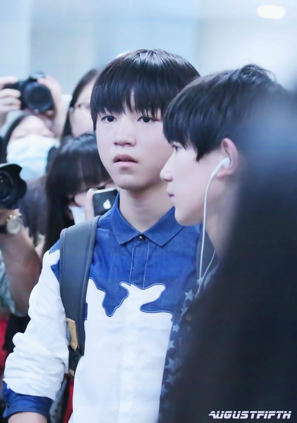 TFBOYS王俊凯 140804首都机场--虹桥机场 cr:logo