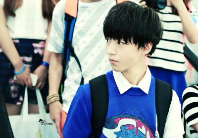 TFBOYS王俊凯 140828宝安机场--江北机场 cr:logo