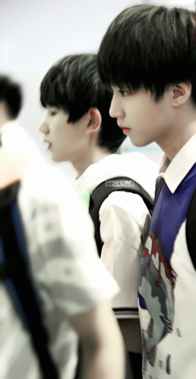 TFBOYS王俊凯 140828宝安机场--江北机场 cr:logo