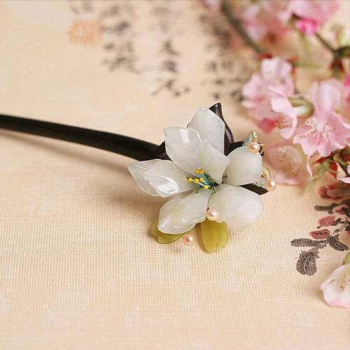 「 潇梦璃月 」.． ❀ 铃兰 。