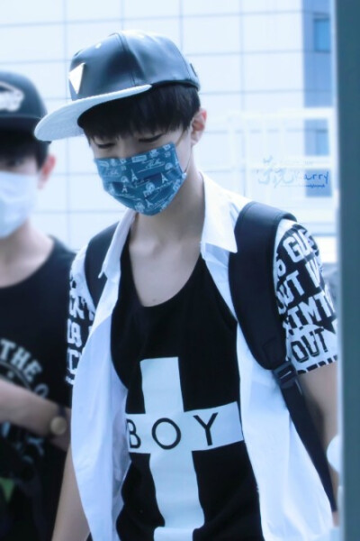 tfboys TFBOYS TFboys 王俊凯 领口太低 锁骨....出处logo