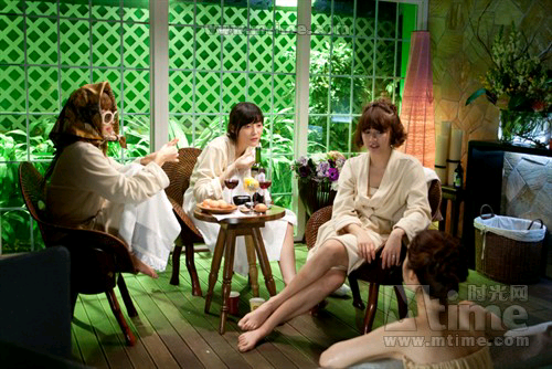 《我的黑色小礼服》这是适合女生看的电影。剧情的铺陈，语言细节的处理，让任何一个女生都会有多多少少的共鸣。 我一直认为，朋友之间，能坦诚相待彼此的阴暗面并且不离不弃，才算真正的朋友。哪怕是涉及到彼此之间的小妒忌，小别扭，撕破面子吵架了在事后也就“算了吧，谁让大家都是女生呢”，彼此理解彼此忘怀，在最困难的时候，仍然出现在朋友身边.....