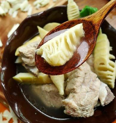 春笋排骨汤】 做法：1、排骨切块后泡入清水中，春笋切成块状，姜切片。2. 排骨放入开水中去除血水捞出，春笋也放入开水中煮5分钟去涩。3. 高压锅中放入排骨和春笋，放入足量清水,加姜，蒜，八角及香叶，盖盖开始炖。4. 时间约30分钟后打开锅盖调入少许盐，用高压锅压10分钟即可。