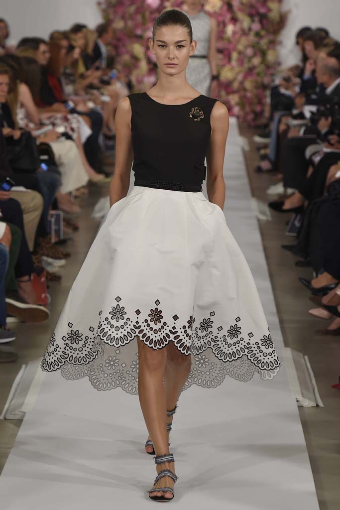 Oscar de la Renta RTW Spring 2015。2015纽约时装周。将阳光与乐观注入美丽的春夏高级定制系列，梦幻羽毛装饰的裙摆，令美丽充满青春的味道，一切都来的漫不经心，潇洒得传递这份愉悦。其中挤满对自然的抒发和精致细节。